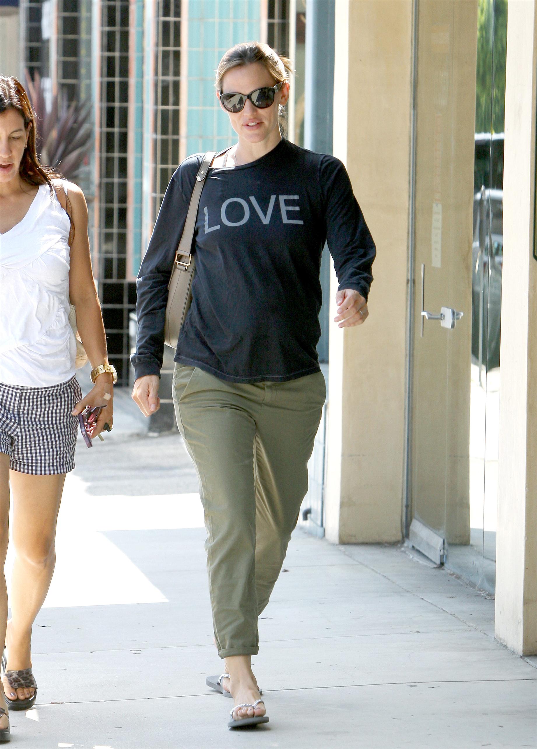 Jennifer Garner wearing a long sleeve t-shirt | Picture 65683